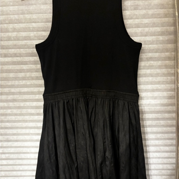 Sleeveless Ribbed Crinkle Dress from Gap- Large petite - Picture 5 of 8